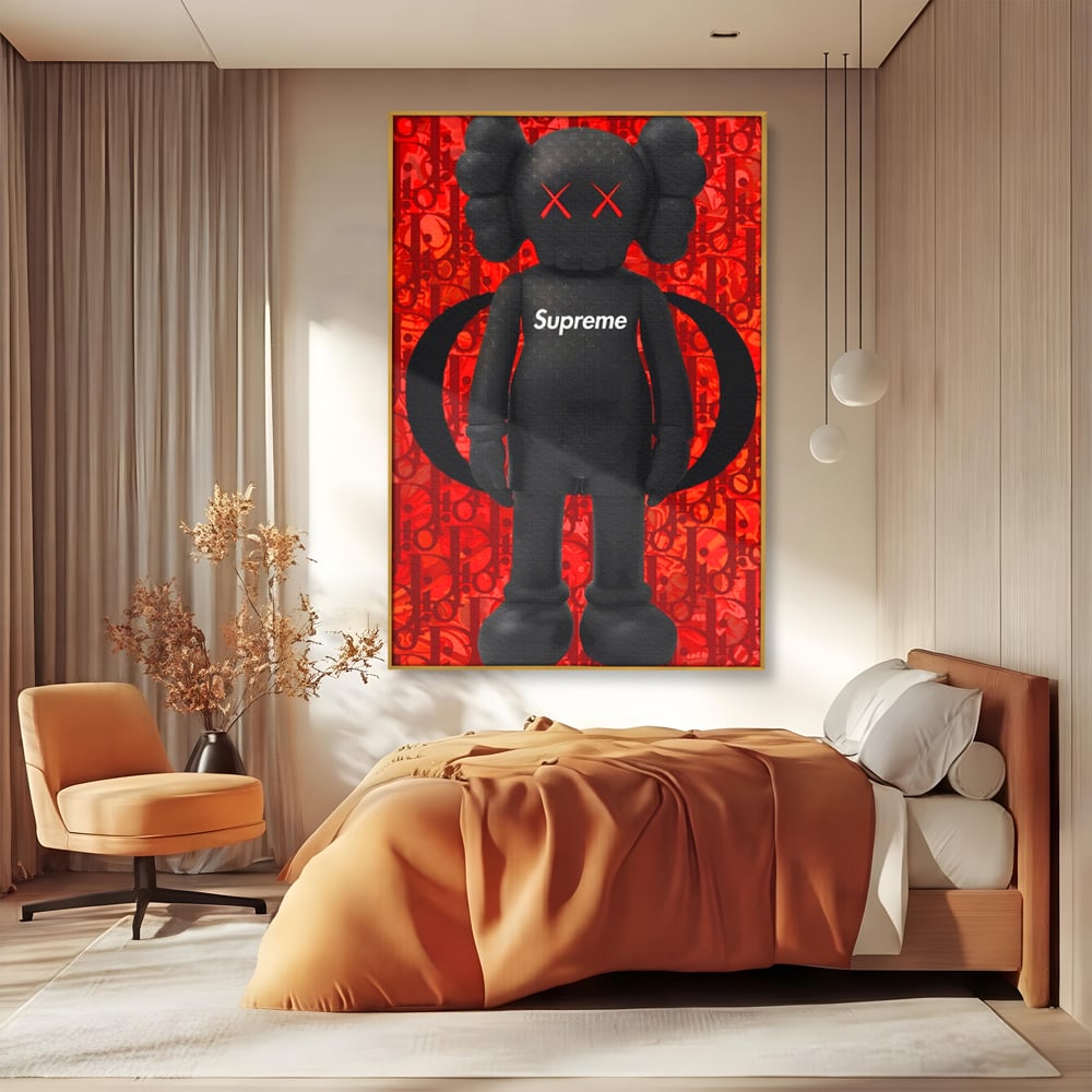 Tablou canvas cu tablou canvas cu robot negru supreme, in rama de aluminiu auriu, pe perete intr-un dormitor